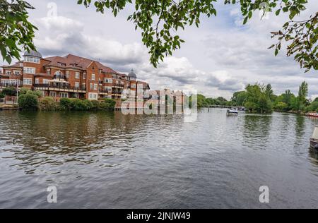 Windsor, Großbritannien - 2022. August: Blick über die Themse an der Windsor-Eton-Brücke Stockfoto