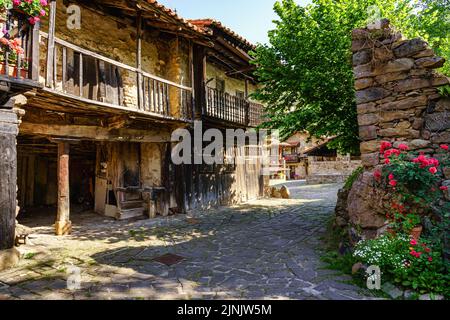 Schmale Gasse in einem Bergdorf mit alten Landhäusern, Barcena Mayor. Stockfoto