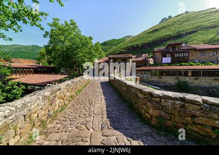 Alte Steinbrücke über einen Fluss in einem mittelalterlichen Dorf. Barcena, Bürgermeister Von Santander. Stockfoto