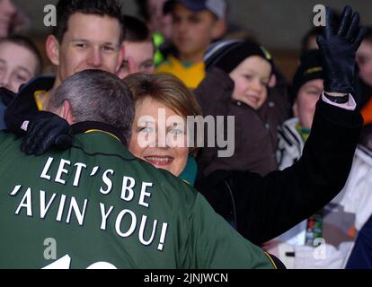 Datei-Foto vom 05-03-2005 von Delia Smith, die zu einer erkennbaren Figur wurde, als sie die Mehrheitsaktionärin bei Norwich war und ein wenig von den Fans der Kanarischen Inseln begeistert war. Während eines Fernsehspiels gegen Manchester City griff Smith zur Halbzeit ans Mikrofon und brüllte: „Eine Botschaft für die besten Fußballfans der Welt: Wir brauchen hier einen 12. Mann. Wo sind Sie? Wo sind Sie?! Lasst uns Euch 'avin' lassen! Komm schon!“ Smith verweigerte später Vorschläge, dass sie damals betrunken war. Ausgabedatum: Freitag, 12. August 2022. Stockfoto