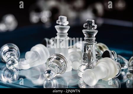 Glas-Schachbrett-Spiel in schwarzem Hintergrund, selektiver Fokus auf König, Führung, Gewinner-Konzept Stockfoto
