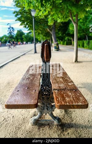 Sitzbank im Retiro Park in Madrid. Stockfoto