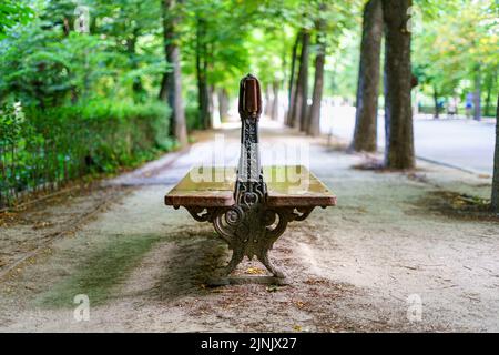 Alte Holzbank zum Sitzen und Ausruhen in einem Park. Stockfoto