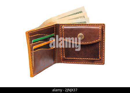 Ein Mann hält eine offene braune Brieftasche mit Geld und Kreditkarten isoliert auf einem weißen Hintergrund Nahaufnahme Stockfoto