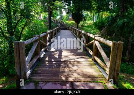 Holzbrücke über einen kleinen Bach im Retiro öffentlichen Park, Madrid. Stockfoto