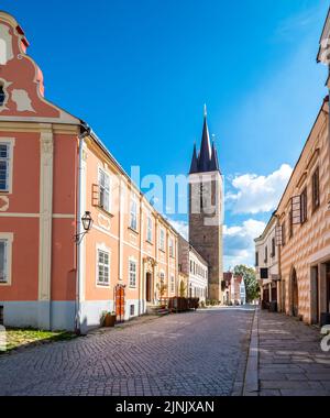 Blick auf Telc - Turm der Kirche des Geistes in der Nähe des Hauptplatzes von Telc. Tschechische republik, UNESCO-Weltkulturerbe. Stockfoto