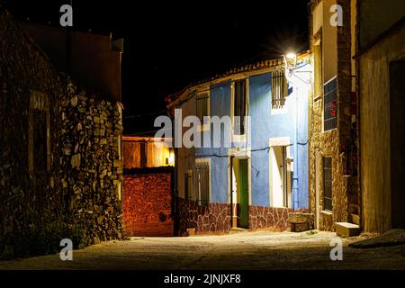 Gasse aus alten Steinhäusern und blauem Haus in Avila Stadt Spanien. Stockfoto