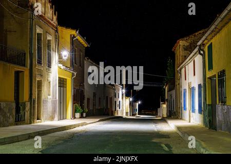 Beleuchtete alte spanische Stadtstraße bei Nacht. Stockfoto