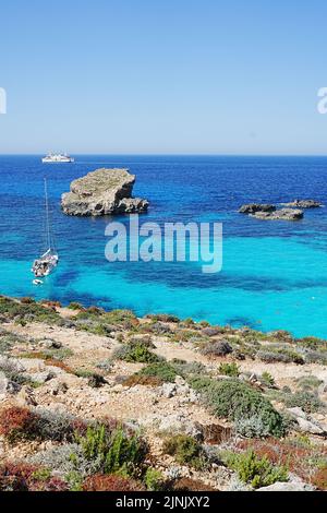 Wunderschöne blaue Lagune auf der europäischen Comino Insel in Malta, klarer blauer Himmel in 2022 warmen sonnigen Frühlingstag am Mai - vertikal Stockfoto