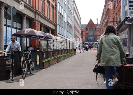 Blick auf eine Straße mit Gebäuden und Spaziergänger in Dublin City Stockfoto