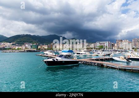 San Vincenzo, Livorno, Italien - Juni 29 2021: Blick auf den Touristenhafen entlang der toskanischen Küste mit angedockten Segelbooten und Yachten bei Sonnenuntergang im Sommer Stockfoto