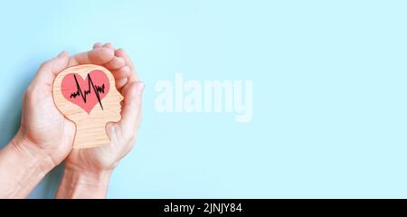 Hände halten Holz Gehirn und Herz, Hirnschlag, Welt Herz Tag, Welt psychische Gesundheit Tag, Alzheimer-Konzept. Stockfoto