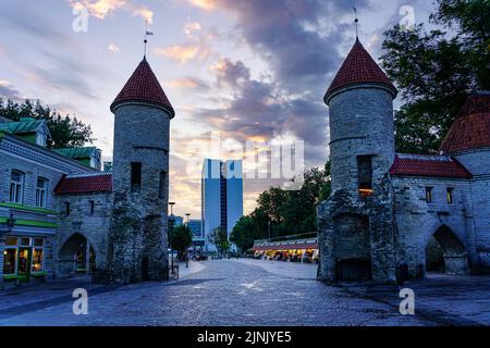 Viru Tor am Eingang der mittelalterlichen Stadt Tallinn. Estland. Stockfoto