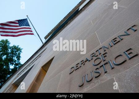 Washington, USA. 12. August 2022. Das am 11. August 2022 aufgenommene Foto zeigt das Gebäude des US-Justizministeriums in Washington, DC, USA. Das US-Justizministerium (DOJ) reichte am Donnerstag einen Antrag ein, um den Durchsuchungsbefehl für die Residenz des ehemaligen Präsidenten Donald Trump in Mar-a-Lago zu entsiegeln. Quelle: Liu Jie/Xinhua/Alamy Live News Stockfoto