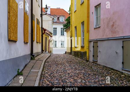Gepflasterte Straße in der Stadt Tallinn bei Sonnenaufgang. Estland. Stockfoto