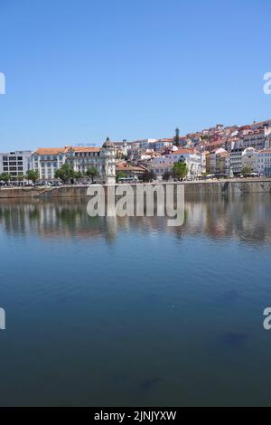 Landschaft von Coimbra Stadt und Mondego Fluss im zentralen Bezirk in Portugal, klaren blauen Himmel in 2022 warmen sonnigen Frühlingstag im Mai. Stockfoto