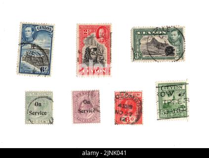 Eine Auswahl alter Briefmarken aus dem Ceylon auf weißem Hintergrund. Stockfoto