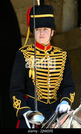 Weibliche Pferdewache, berittene Wachtposten, die Königstruppe, königliche Pferdebartillerie, Parade der Pferdebarde, Whitehall, London. VEREINIGTES KÖNIGREICH Stockfoto