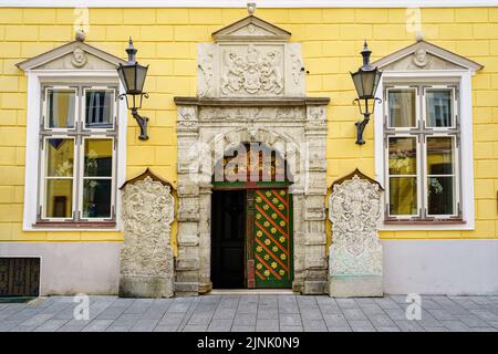 Malerische façade in klassischem Stil und hochdekoriert. Tallinn Estland. Stockfoto