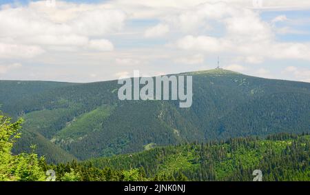 Blick auf den Praded Berg mit Fernsehturm (Sender) im Jeseniky Gebirge, Tschechische Republik. Wolkiger Himmel. Stockfoto