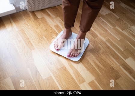 Weibliche Beine treten auf Bodenschuppen, Nahaufnahme. Stockfoto