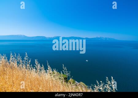 Blick auf die schöne kroatische Küste in der Nähe von Makarska. Blaues Meer mit weißem Strand. Inseln im Hintergrund. Sommerwetter, blauer Himmel. Stockfoto