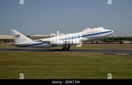 USAF Boeing E4-B „Doomsday“-Flugzeug, das vom Royal International Air Tattoo abfliegt Stockfoto