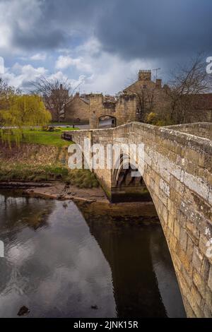 Die alte Warkworth-Brücke aus dem 14.. Jahrhundert über den Coquet River auf dem Northumberland Coast Path, Warkworth, Northumberland, England Stockfoto