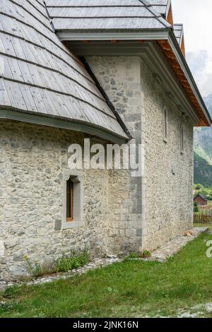 Antike traditionelle katholische Kirche in den albanischen Bergen Stockfoto