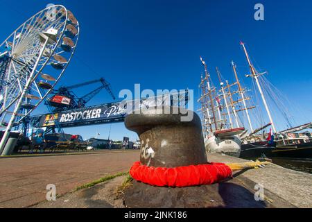 12. August 2022, Mecklenburg-Vorpommern, Rostock/Warnemünde: Ein Segelschiff wird im Rostocker Stadthafen für die Hanse Sail 2022 an einen Poller verzurrt. Die Hanse Sail Rostock ist eine der weltweit größten Zusammenkünfte traditioneller Segelschiffe und Museumsschiffe. Das maritime Volksfest findet jährlich am zweiten Augustwochenende statt und zieht jedes Mal zahlreiche Besucher an. Foto: Frank Hormann/dpa Stockfoto