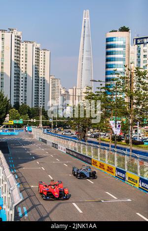 Seoul, Südkorea - 12/08/2022, 30 ROWLAND Oliver (gbr), Mahindra Racing, Mahindra M7Electro, 05 VANDOORNE Stoffel (bel), Mercedes-EQ Silver Arrow 02, Aktion während des Seoul ePrix 2022, 10. Treffen der ABB FIA Formel E Weltmeisterschaft 2021-22, auf dem Seoul Street Circuit vom 12. Bis 14. August in Seoul, Südkorea - Foto: Bastien Roux /DPPI/LiveMedia Stockfoto