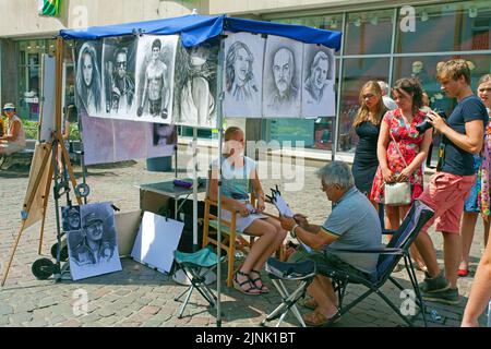 Straßenporträt-Künstler in der Fußgängerzone von Trier, Simeon Straße, Rheinland-Pfalz, Deutschland, Europa Stockfoto