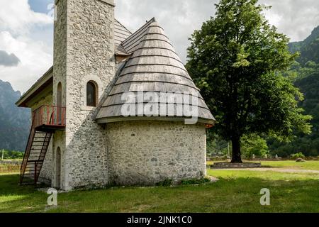 Antike traditionelle katholische Kirche in den albanischen Bergen Stockfoto