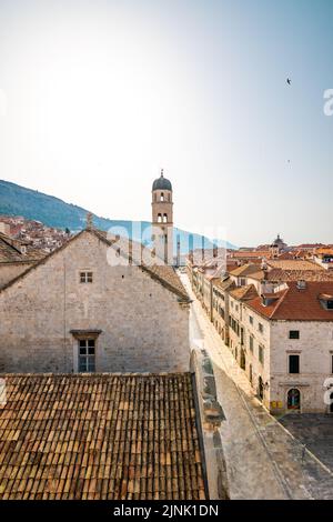 Luftaufnahme der Hauptstraße Stradun, Dubrovnik Altstadt. Sonniger Tag am Morgen. Stockfoto