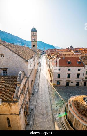 Luftaufnahme der Hauptstraße Stradun, Dubrovnik Altstadt. Sonniger Tag am Morgen. Stockfoto
