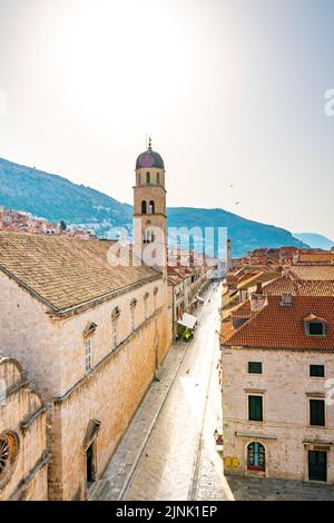 Luftaufnahme der Hauptstraße Stradun, Dubrovnik Altstadt. Sonniger Tag am Morgen. Stockfoto