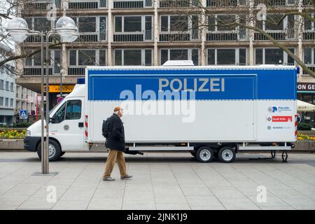 KÖLN, 19. MÄRZ 2016: Mobiles Polizeikommando in der Nähe des Kölner Doms am 19. März 2016. Stockfoto