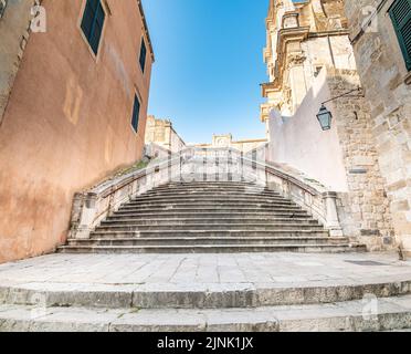 Barocke Treppe in der Altstadt von Dubrovnik, der Weg zur Kirche des heiligen Ignatius. Berühmter Ort für Touristen, bekannt als Walk of Shame. Stockfoto