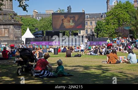 St Andrew's Square, Edinburgh, Schottland, Großbritannien. 12.. August 2022. Filmfestival kostenloses Kino mit Paddigton Bear der erste Film, der für ein kleines Publikum gezeigt wird. Temperatur 21 Grad Celsius. Quelle: Arch White/alamy Live News. Stockfoto