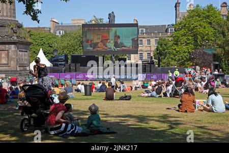 St Andrew's Square, Edinburgh, Schottland, Großbritannien. 12.. August 2022. Filmfestival kostenloses Kino mit Paddigton Bear der erste Film, der für ein kleines Publikum gezeigt wird. Temperatur 21 Grad Celsius. Quelle: Arch White/alamy Live News. Stockfoto