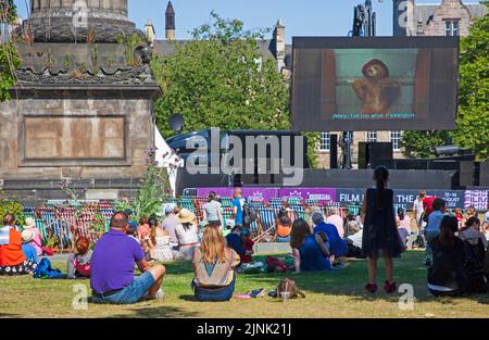 St Andrew's Square, Edinburgh, Schottland, Großbritannien. 12.. August 2022. Filmfestival kostenloses Kino mit Paddigton Bear der erste Film, der für ein kleines Publikum gezeigt wird. Temperatur 21 Grad Celsius. Quelle: Arch White/alamy Live News. Stockfoto