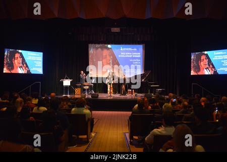 Miami, Florida, USA. 11. August 2022. Valentina Garcia treten während der Latin Grammy Cultural Foundation Awards am Miami Dade College Wolfson Campus am 11. August 2022 in Miami, Florida, auf der Bühne auf. Kredit: Mpi10/Media Punch/Alamy Live Nachrichten Stockfoto