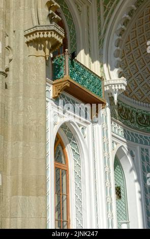 Nahaufnahme Details des oberen Teils des südlichen Portals 'Alhambra' des Voronzower Palastes in Alupka, Krim, Russland. Stockfoto