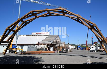 Stuttgart, Deutschland. 12. August 2022. Zelte des Volksfestes Cannstatter Wasen werden nach einer zweijährigen Pause Corona errichtet. Das Volksfest gilt nach der Münchner Wiesn als das zweitgrößte Festival seiner Art weltweit. Quelle: Bernd Weißbrod/dpa/Alamy Live News Stockfoto