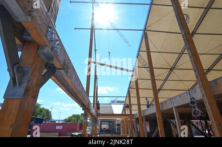 Stuttgart, Deutschland. 12. August 2022. Zelte des Volksfestes Cannstatter Wasen werden nach einer zweijährigen Pause Corona errichtet. Das Volksfest gilt nach der Münchner Wiesn als das zweitgrößte Festival seiner Art weltweit. Quelle: Bernd Weißbrod/dpa/Alamy Live News Stockfoto