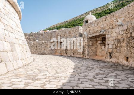 Minceta Turm, Dubrovnik Kroatien - Blick auf den inneren Teil des berühmten Turms. Stadtmauer von Dubrovnik. Bekannt aus der TV-Serie als Haus der Unsterbenden. UNESCO-Weltkulturerbe Stockfoto