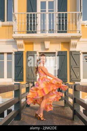 Mode, Sommer, Sommersundress, Mode, Sommer, Kleid, Kleider, Sommerkleid, Sommerkleider, Sundresses Stockfoto