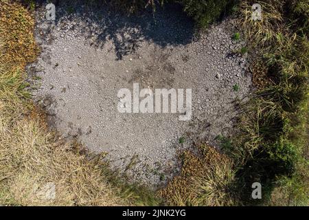 Forthampton, Gloucestershire August 12. 2022 - Ein ausgetrockneter herzförmiger Teich im kleinen historischen Weiler Forthampton in Gloucestershire, der von Trockenheit schwer getroffen wurde. Kredit: Scott CM / Alamy Live Nachrichten Stockfoto