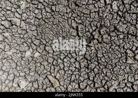 Forthampton, Gloucestershire August 12. 2022 - Gesprungener trockener Schlamm, der in einem Teich im kleinen historischen Weiler Forthampton in Gloucestershire, der von Trockenheit schwer getroffen wurde, leer ist. Quelle: SCOTT CM/Alamy Live News Stockfoto