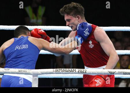 Sam HICKEY aus Schottland (Rot) gegen Callum PETERS aus Australien (Blau) beim Men’s Over 71kg-75kg (Middleweight) Boxing - Final Bout beim NEC, 2022 Commonwealth Games, Birmingham. Sam HICKEY aus Schottland (Rot) gewann den Kampf und die Goldmedaille. Stockfoto